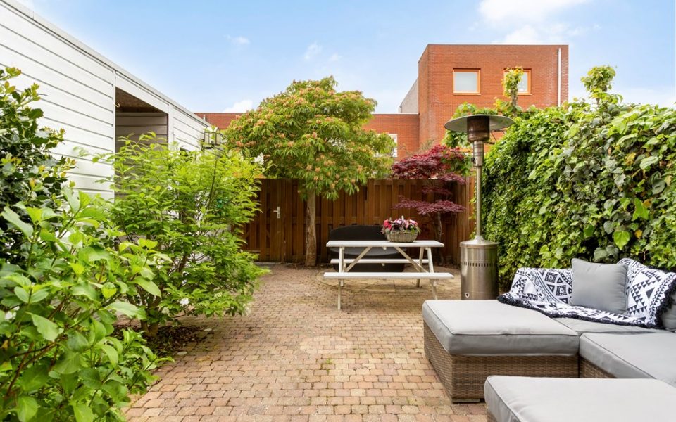 Oesterhof 18 <br> <small>2492 SJ Den Haag </small>